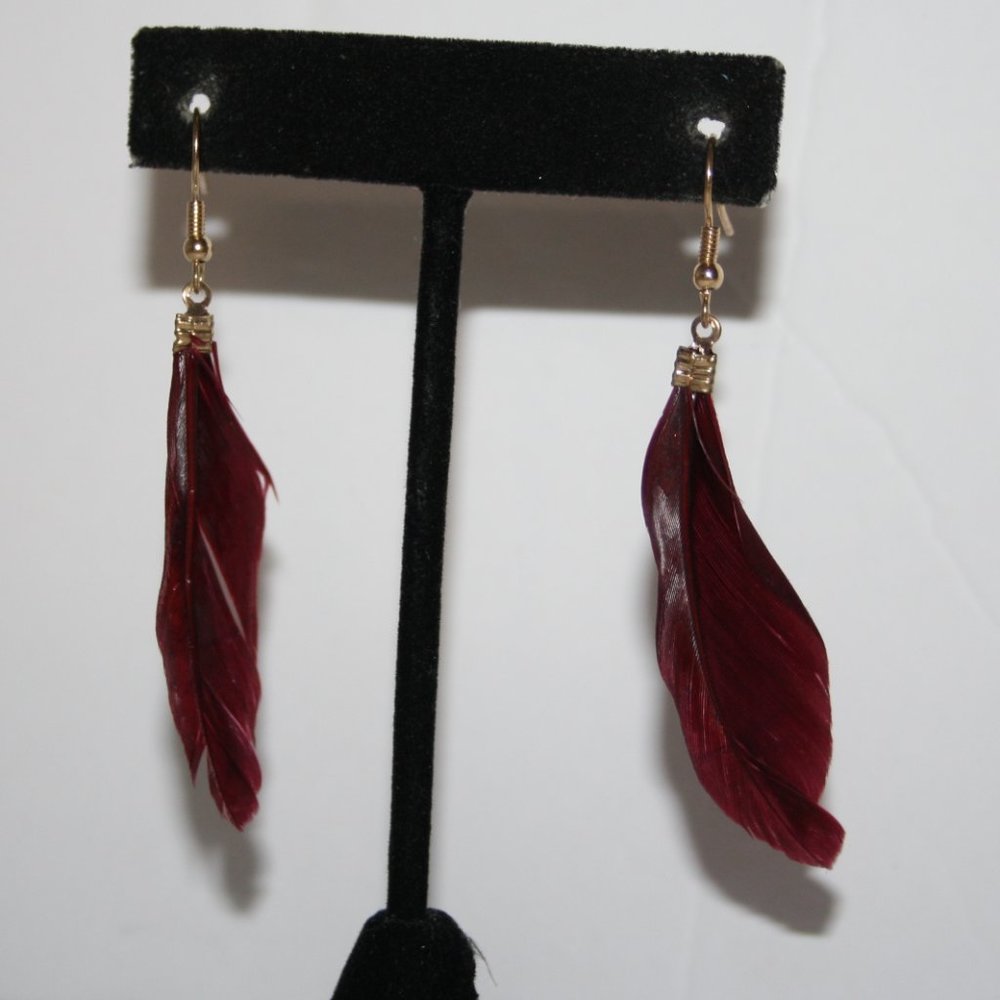 Beautiful NWOT burgundy feather and gold dangle earrings 2.75"